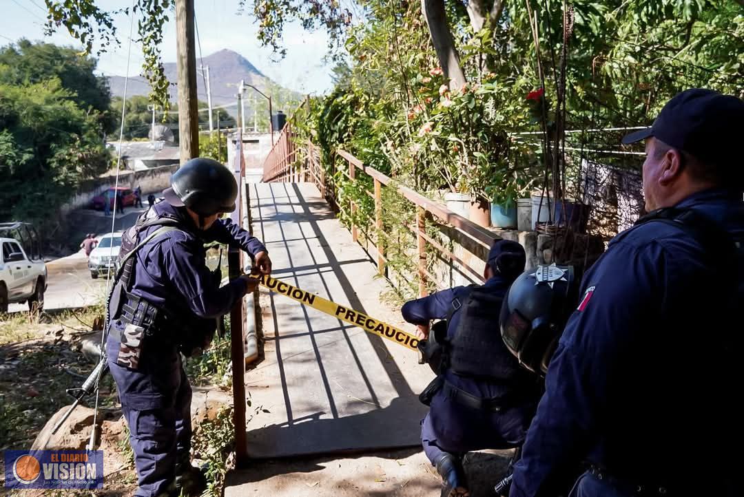 Elementos de Seguridad Pública de Turicato, clausuran puente peatonal de la colonia El Porvenir 