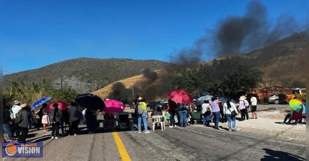 Maestros nahuas bloquean crucero a Aquila de la costera
