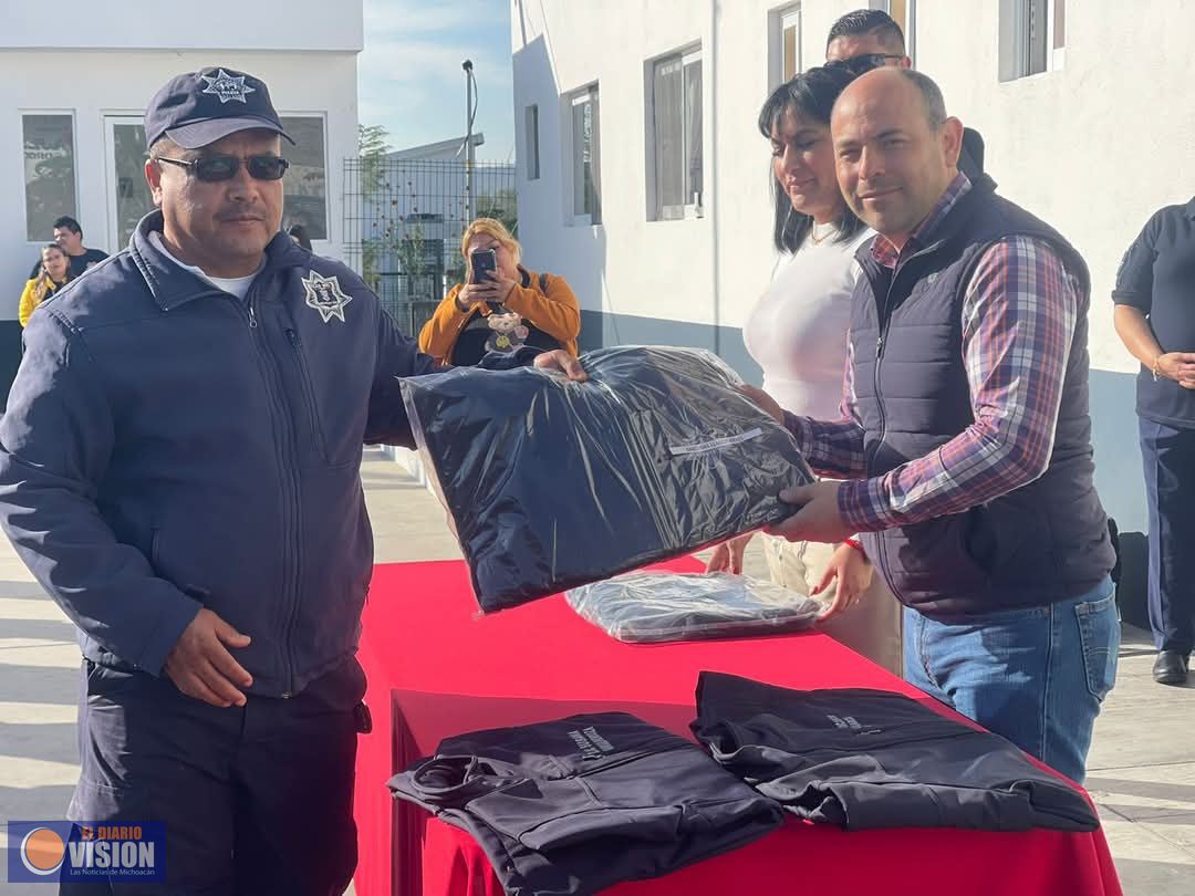 Entrega Eric Gaona García uniformes a elementos de la Dirección de Seguridad Pública de Tarímbaro