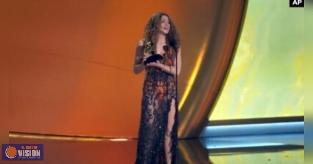 Shakira, dedica mensaje a los migrantes, durante los Grammys