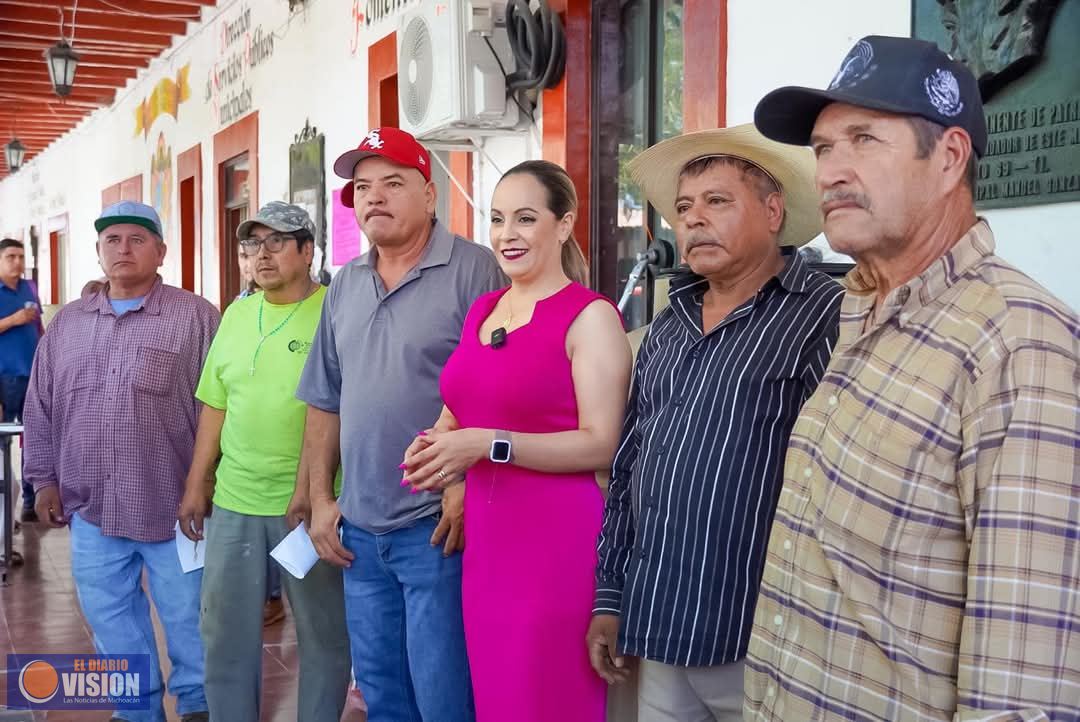 Entrega Graciela Hernández apoyos para la mejora de los hogares y herramientas a bajo costo 
