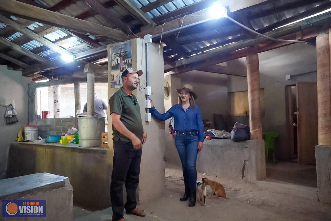 Entrega Graciela Hernández Arreola, apoyos a grupos vulnerables de Turicato 