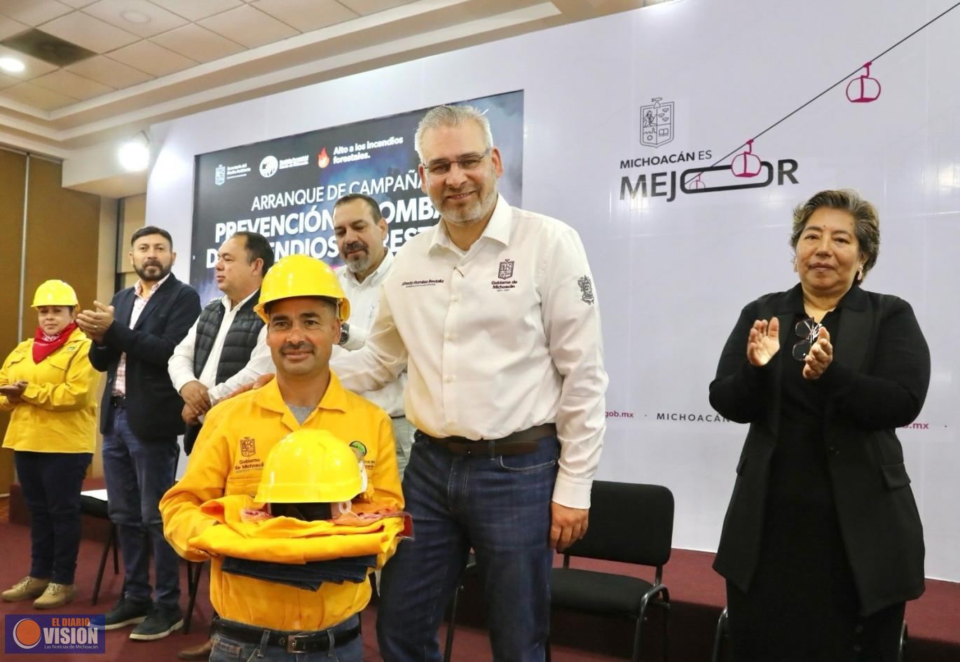 Inicia Bedolla campaña contra incendios; entrega equipo a brigadistas