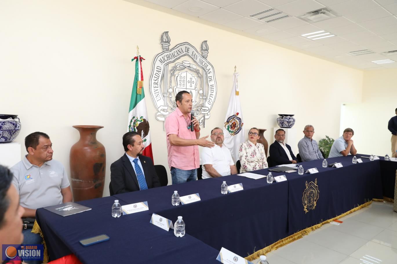 UMSNH, dona especie de pez mexicano extinto en la naturaleza al Acuario Inbursa