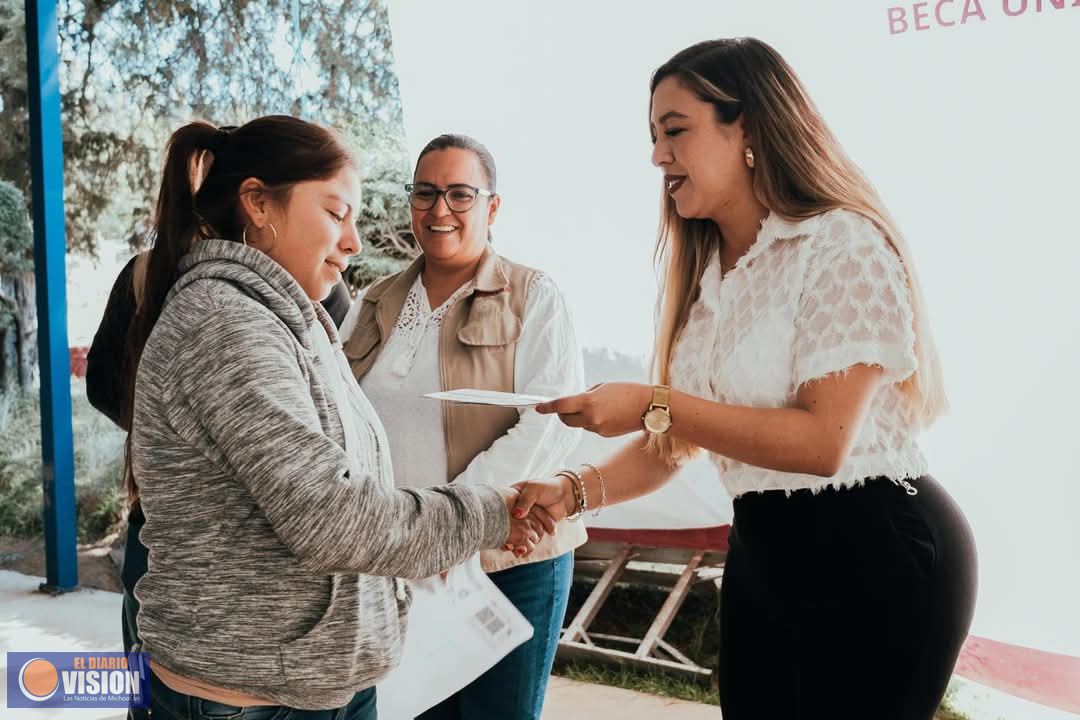 Dayana Pérez Mendoza, entrega tarjetas 
