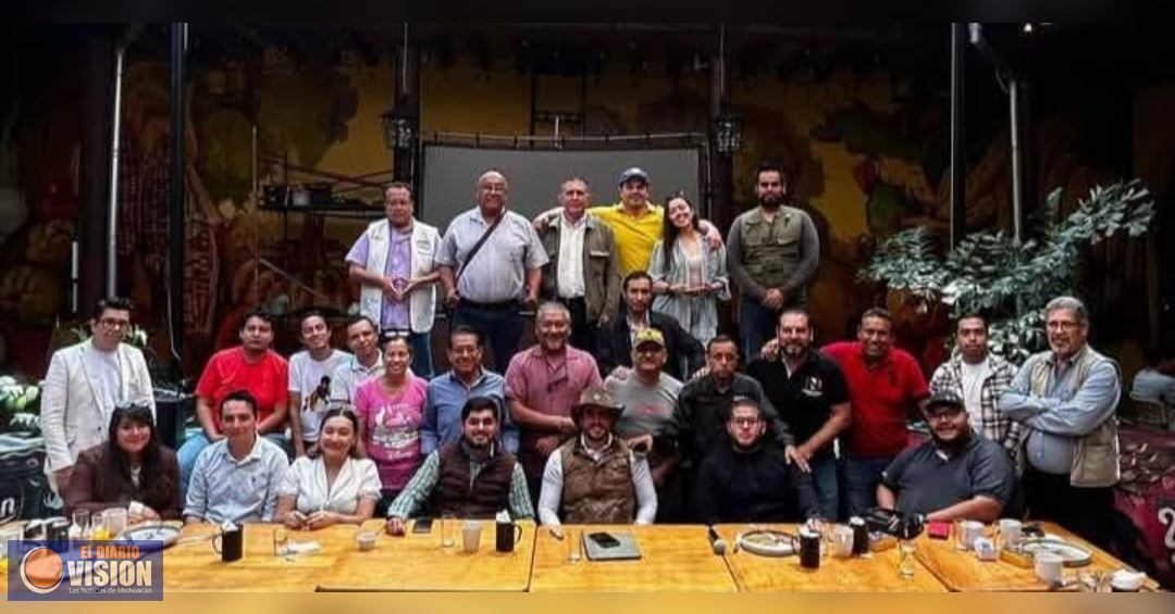 Carlos Tafolla, se reúne con medios de comunicación