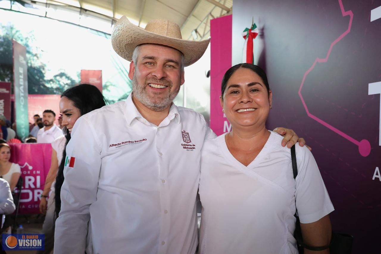 En Huetamo, Bedolla atendió 265 peticiones de vivienda, educación y créditos para negocios