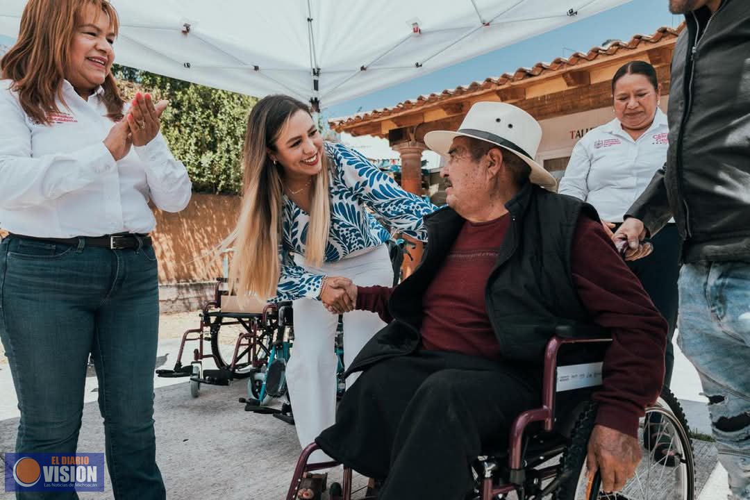 Entrega Dayana Pérez Mendoza,  sillas de ruedas y bastones a grupos vulnerables 