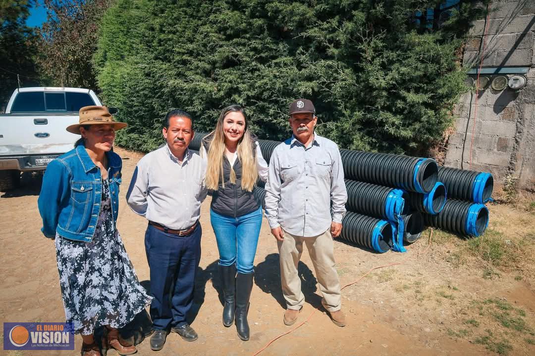 Dayana Pérez Mendoza, entregó tubos para drenaje en la Tenencia de Opopeo 