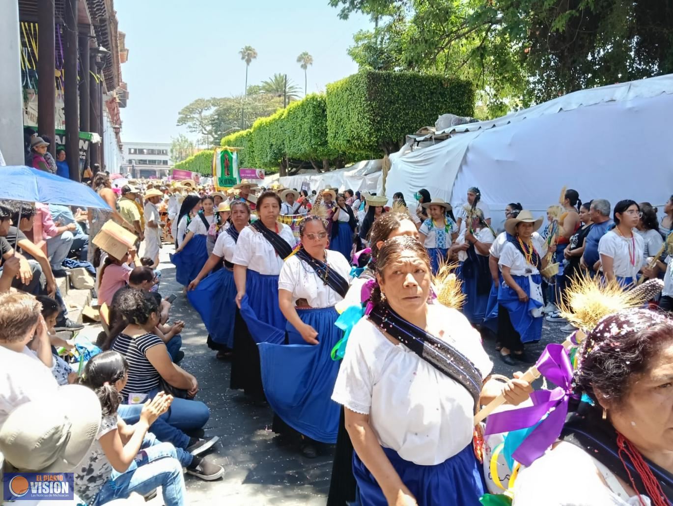 Con tradicional desfile inicia Tianguis Artesanal de Domingo de Ramos en Uruapan