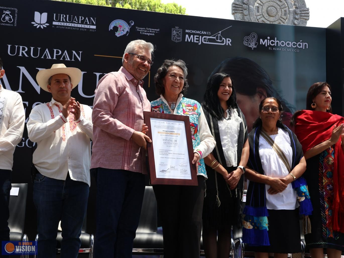 Artesana moreliana obtiene galardón en Concurso Estatal de Artesanías por su arte plumario