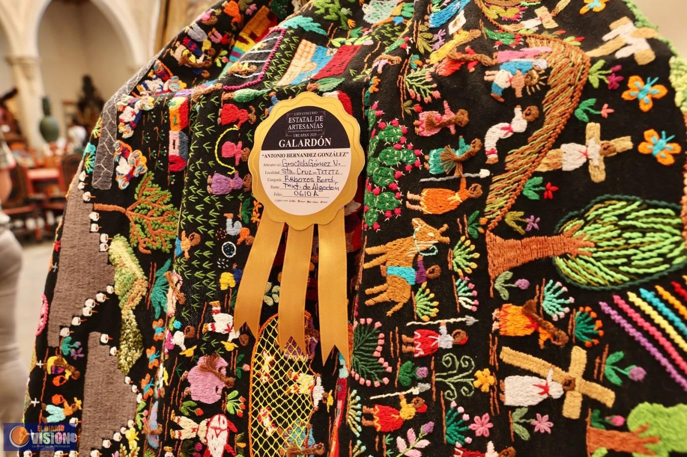 Con rebozo bordado de tradiciones Graciela Gómez gana galardón en Uruapan
