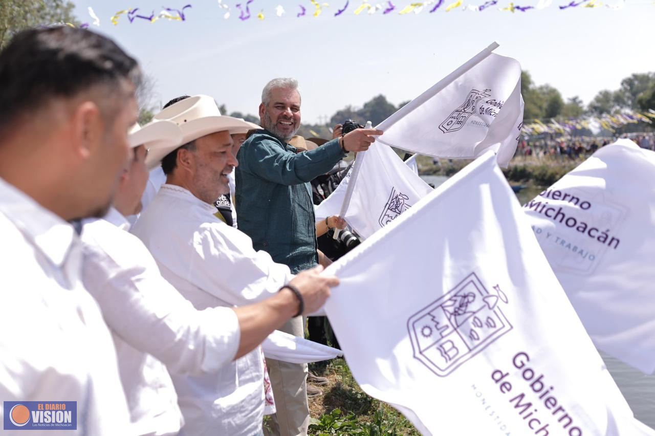 Bedolla da banderazo de primera Regata Nacional de Canotaje en Urandén