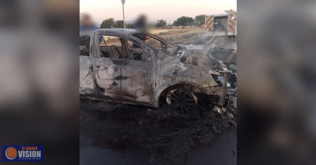 Queman vehículo con una persona dentro, en Álvaro Obregón 