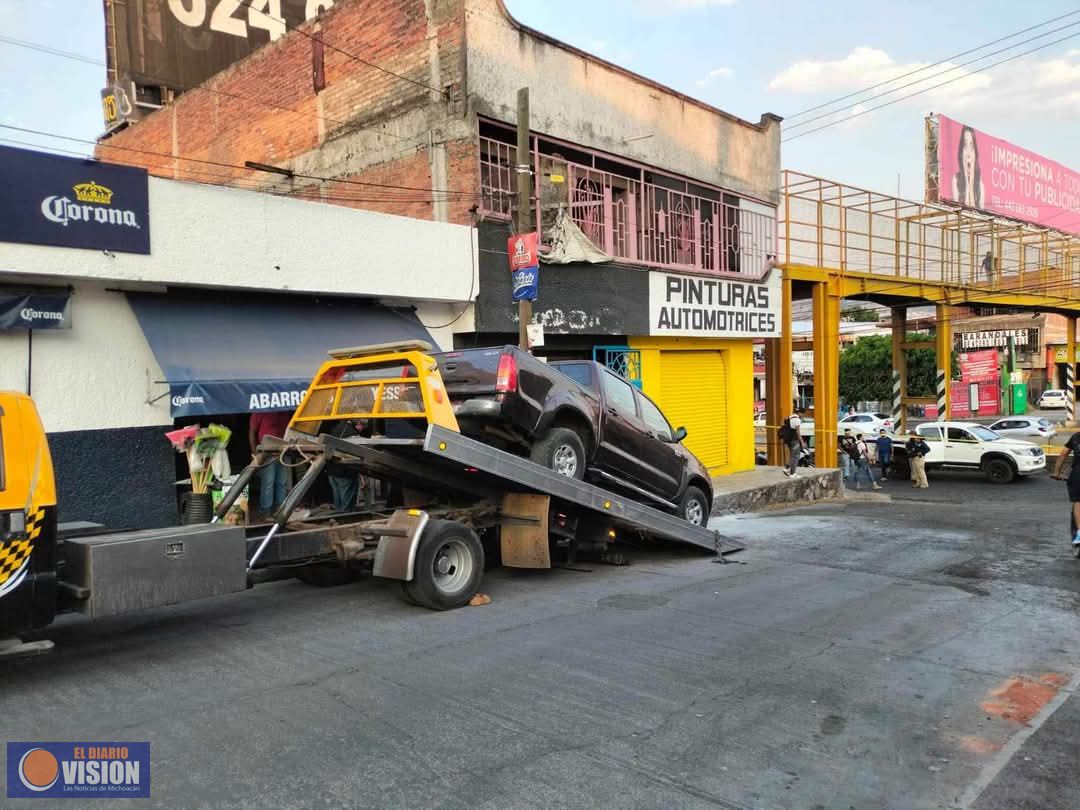 Sujetos incendiam camioneta en la Primo Tapia