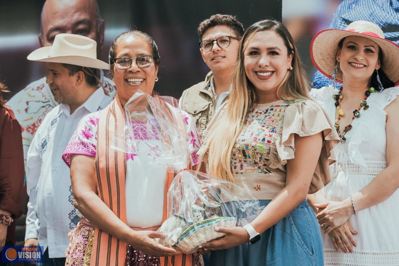 Santa Clara del Cobre enamora con orgullo en el Tianguis Artesanal de Uruapan 2025