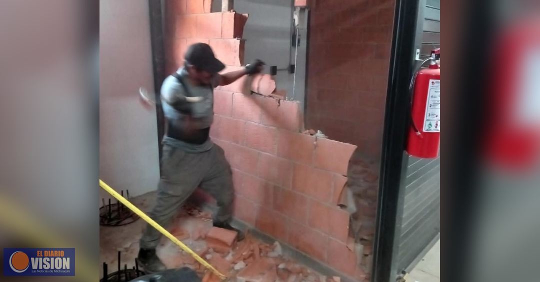 Comerciantes destruyen locales del Nuevo Mercado de Pátzcuaro 