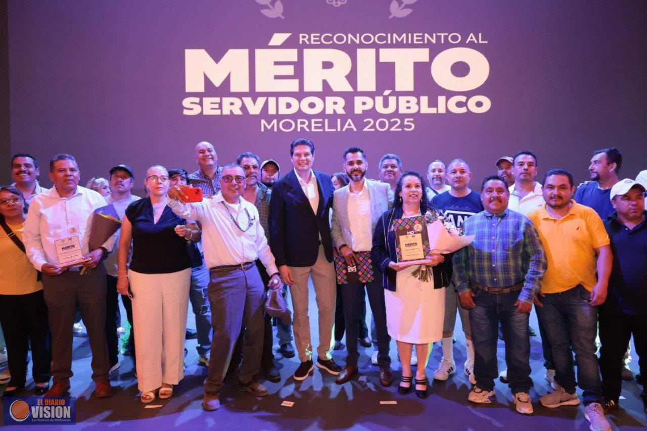 Premia gobierno de Alfonso Martínez a trabajadores destacados