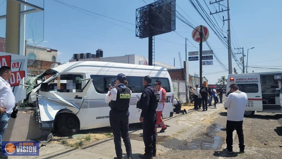 Muere chofer de combi, al chocar contra una mueblería; al parecer le dio un infarto
