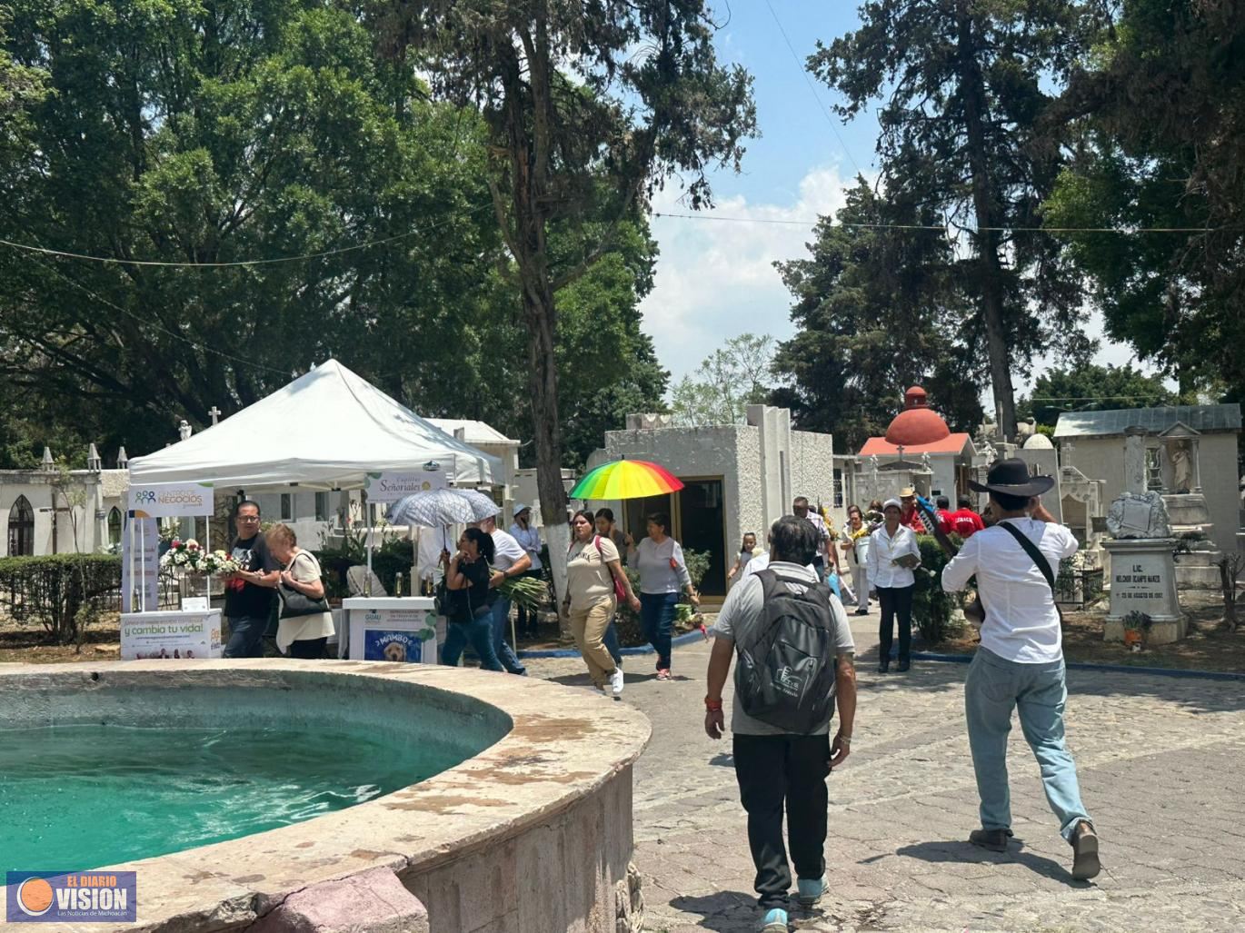 Miles de personas acuden al Panteón Municipal para conmemorar el Día de las Madres