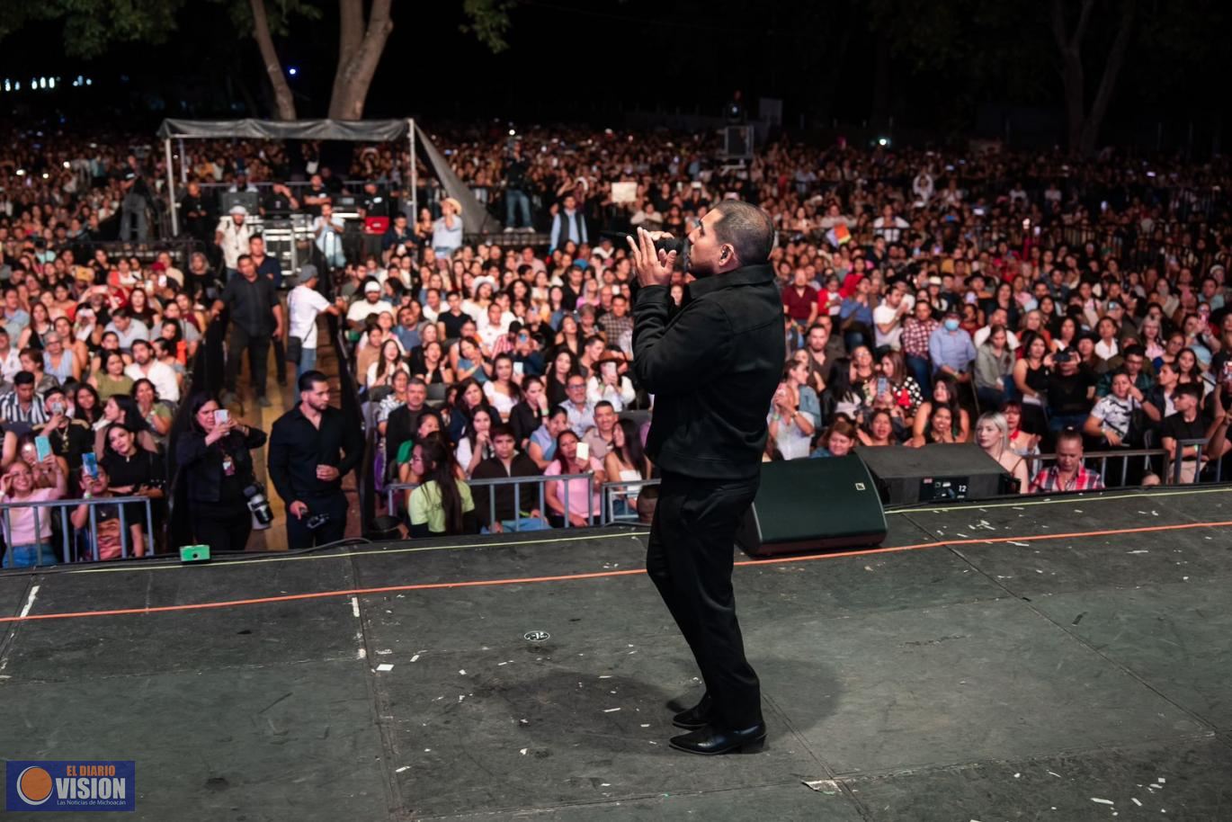 Lo intentó y sí funcionó, Espinoza Paz dejó su corazón a las mamás en el Festival de Origen