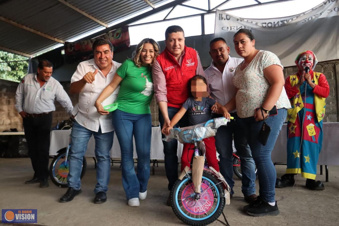 Reconoce Vicente Gómez a la niñez y a las mamás con festejos en el Distrito XIX