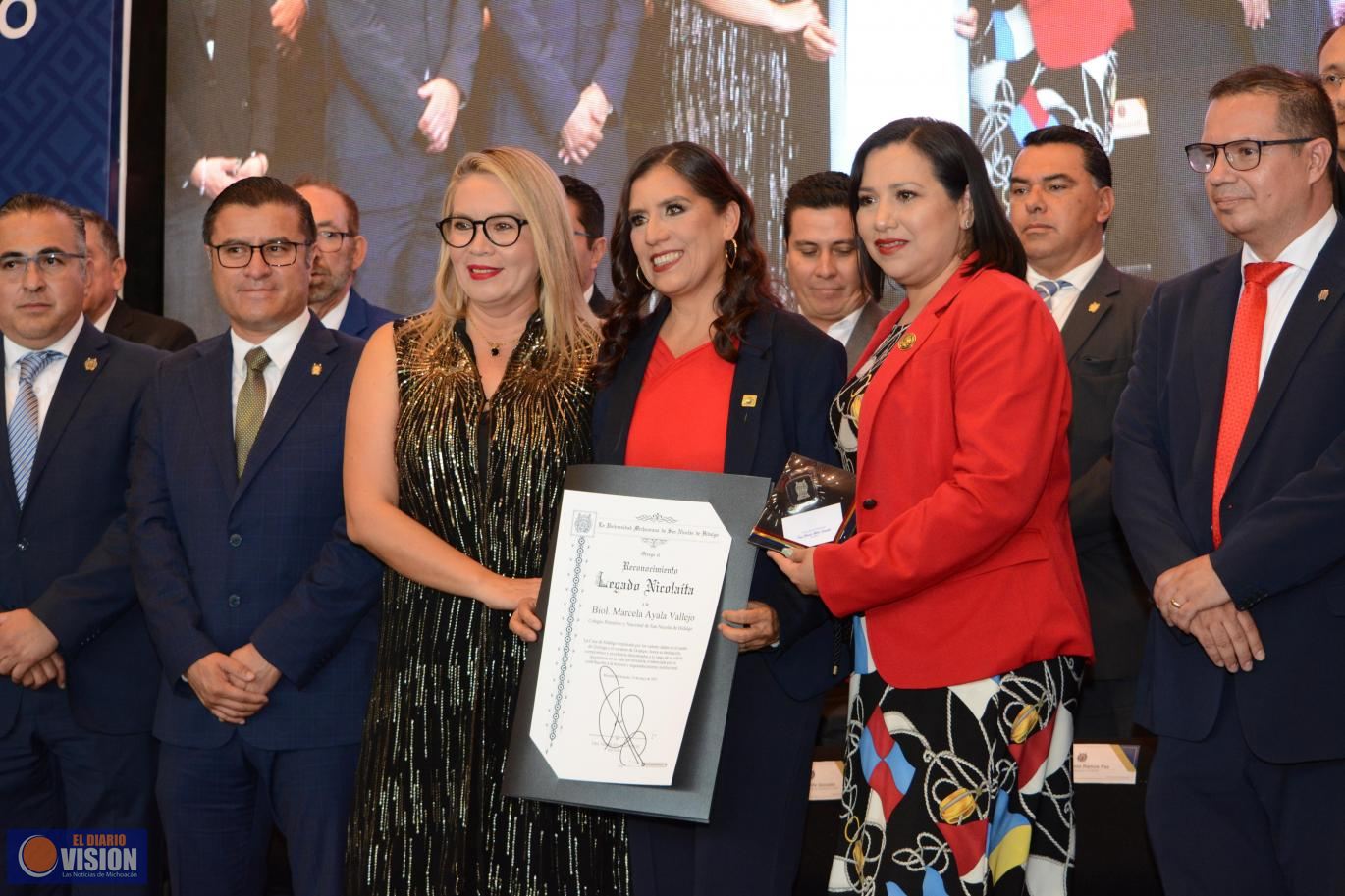 Yarabí Ávila entrega reconocimiento “Legado Nicolaita” a docentes que han dejado huella 