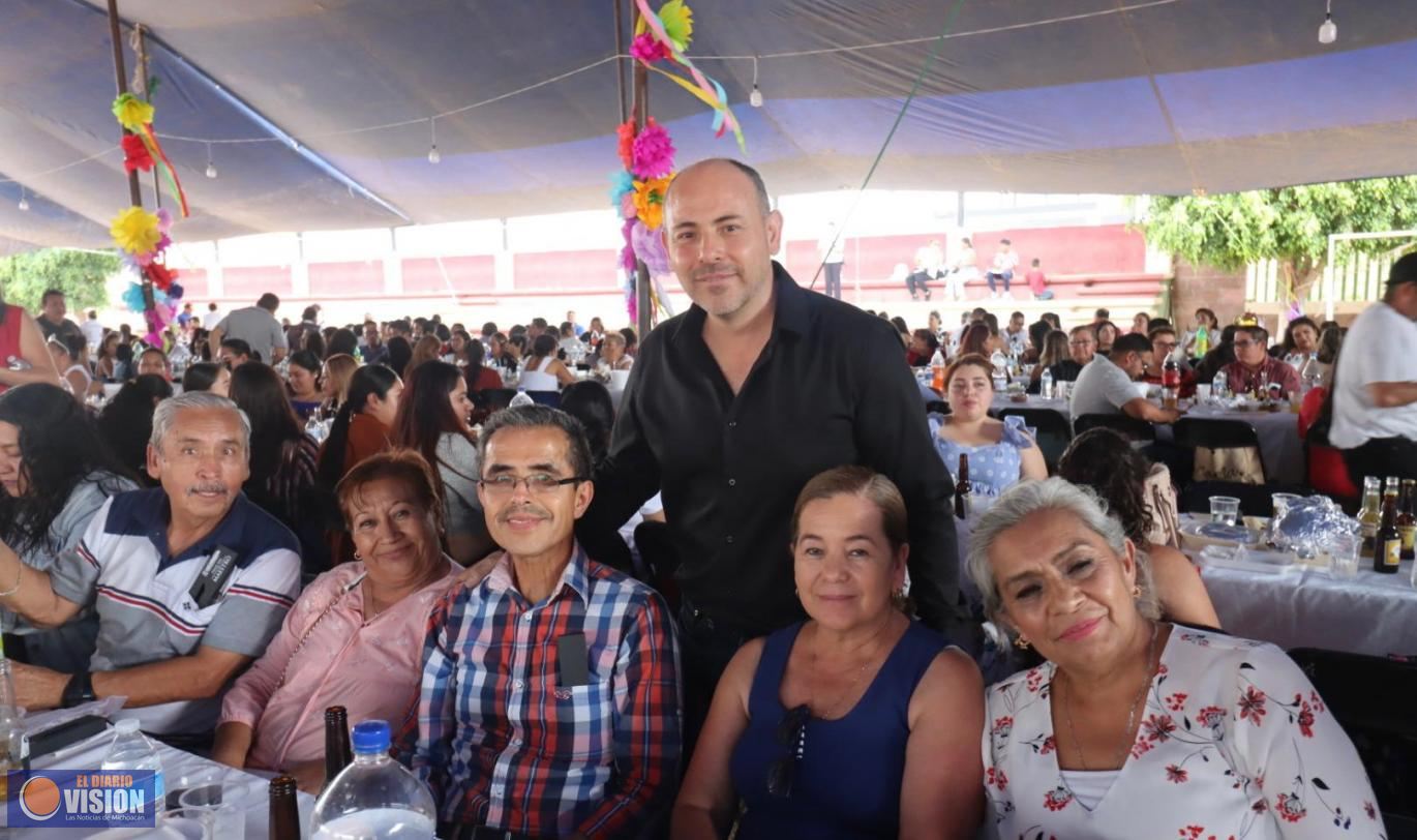 Eric Gaona celebra a los maestros de Tarímbaro con un emotivo festejo