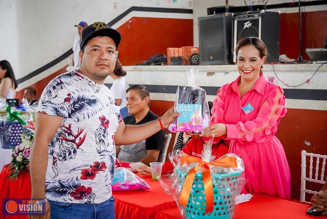 Gobierno de Turicato, festejó a los Maestros y Maestras con música, baile y regalos 