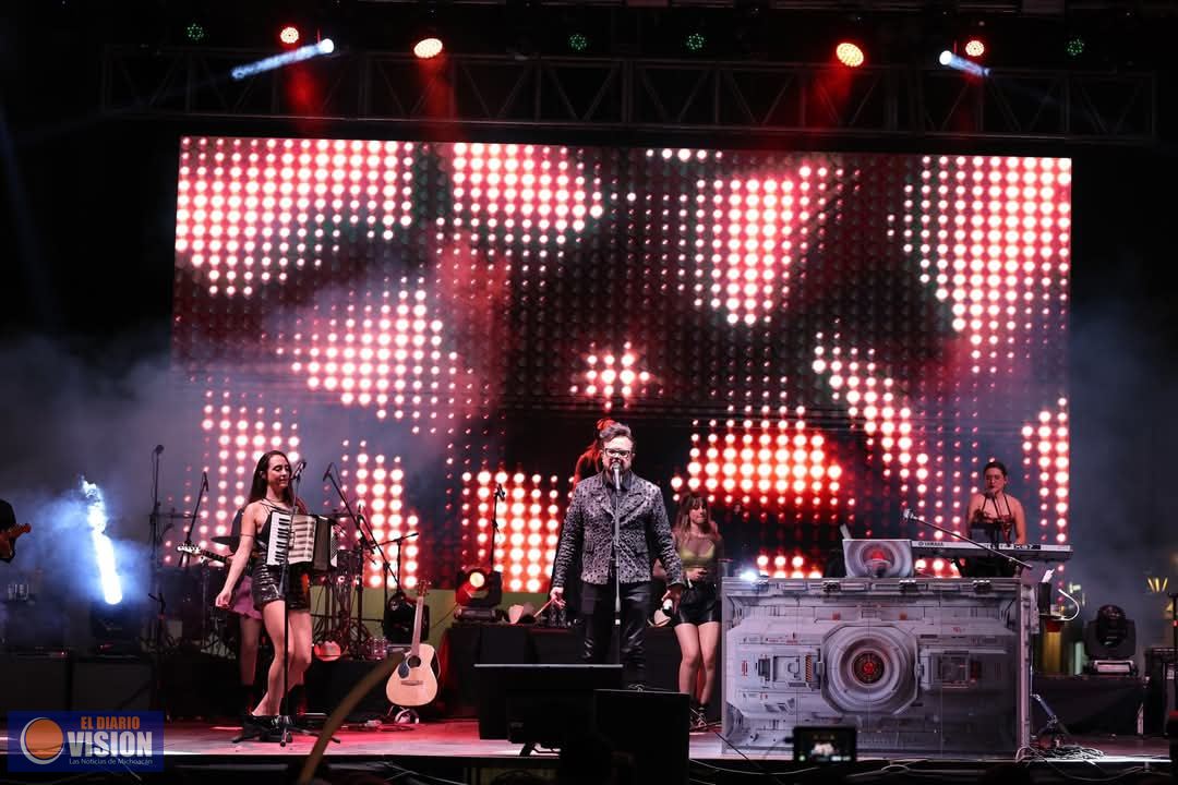 Aleks Syntek pone a bailar a Morelia en concierto de 484 Aniversario
