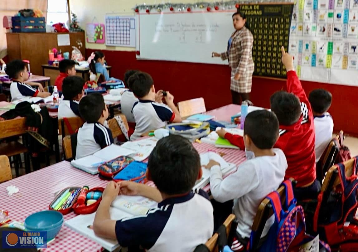 Papás y mamás de Michoacán quieren maestros en las aulas no en la calle