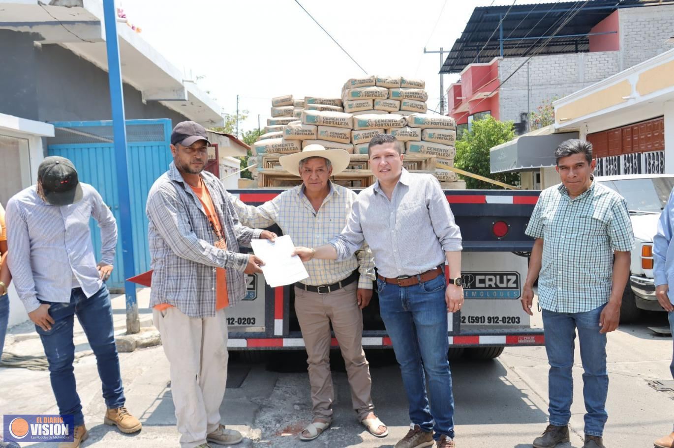 Vicente Gómez gestiona cemento para obra hídrica en Puruarán