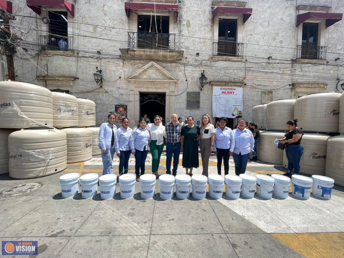 Tarímbaro consolida programas de apoyo a la vivienda con entrega de impermeabilizante y tinacos
