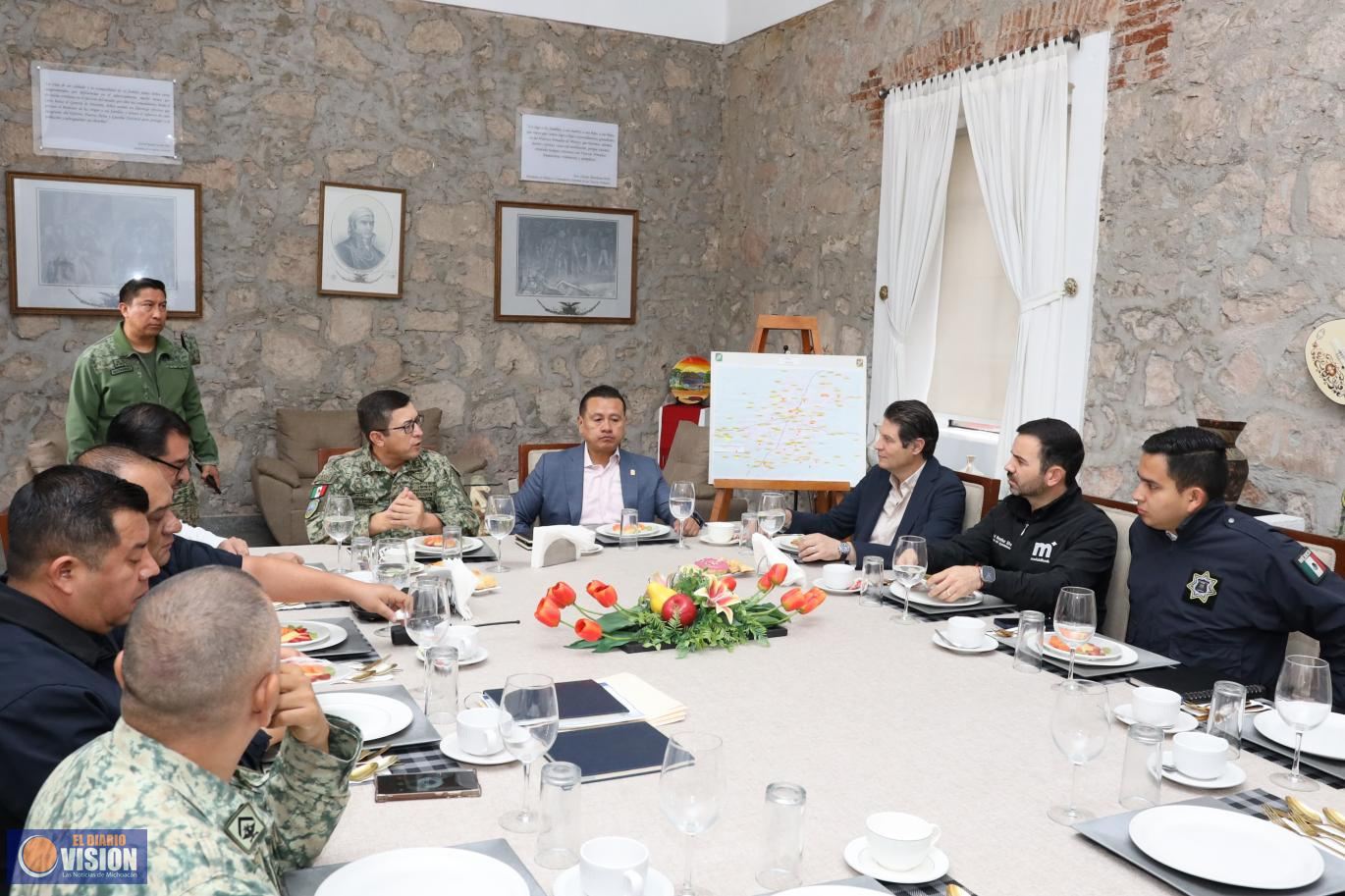 Se reúne Alfonso Martínez con mandos militares y civiles para afianzar coordinación