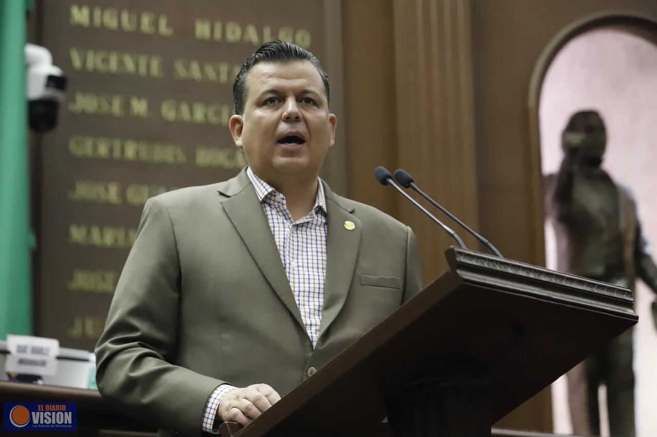 Propone Memo Valencia renovar placas cada diez años en Michoacán