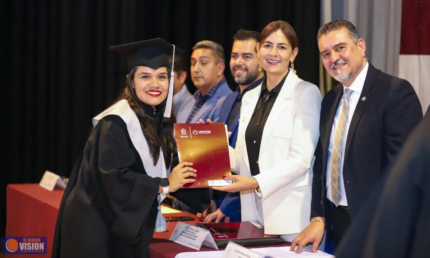 Reconoce Gabriela Molina dedicación y esfuerzo a graduados de la UNIVIM