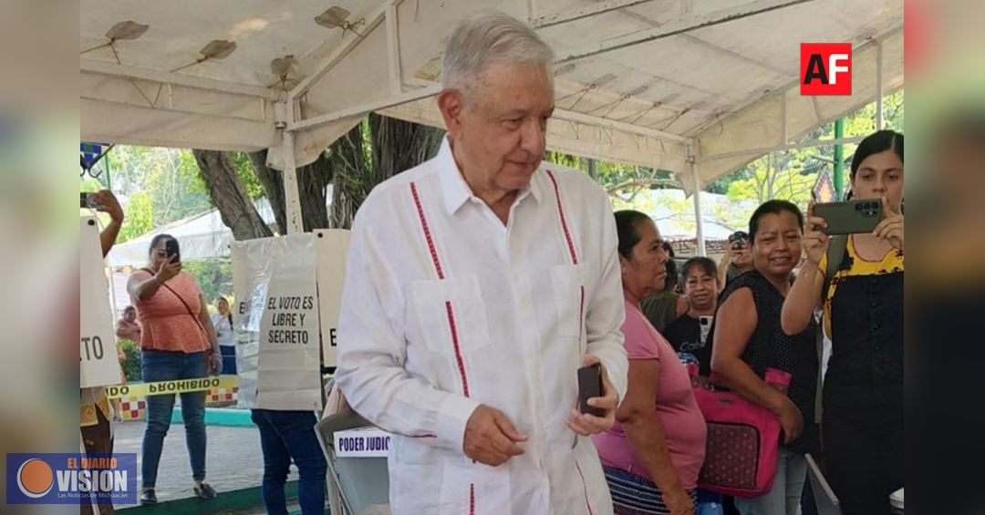 Raeaparece López Obrador, para votar en elección judicial