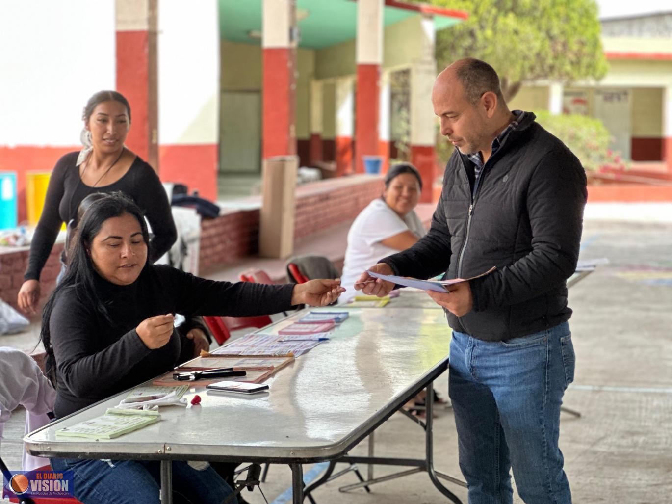 Con compromiso y ejemplo, Eric Gaona ejerce su derecho al voto
