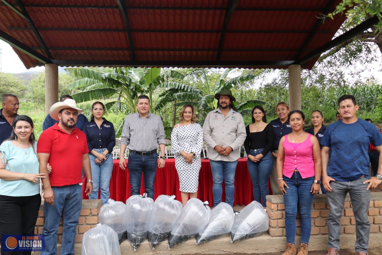 Vicente Gómez promueve siembra de tilapia en el Distrito XIX