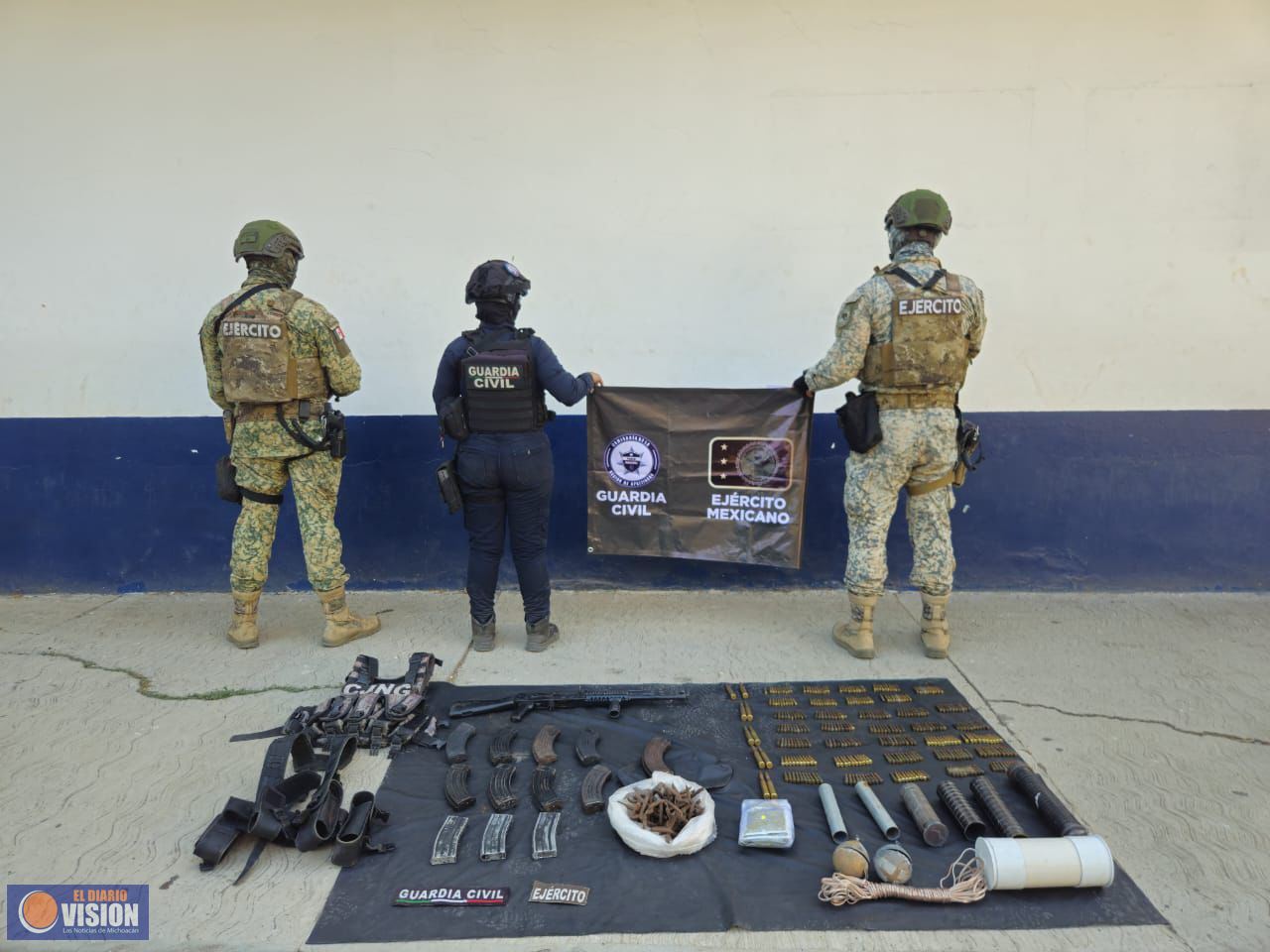 Desactivan artefactos explosivos y decomisan armas
