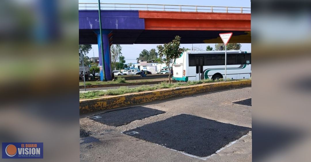 Gobierno de Morelia repara lateral de avenida Madero Poniente.