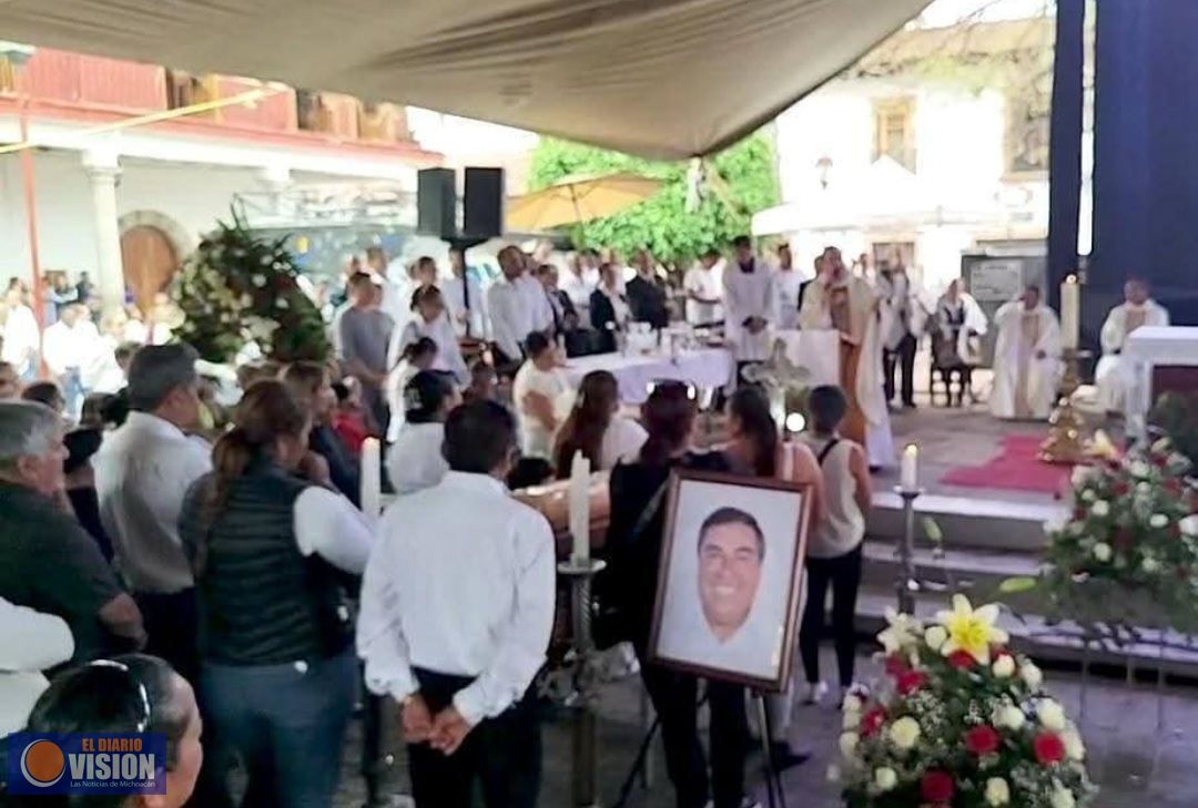 Realizan misa de cuerpo presente en honor a alcalde y escoltas asesinados