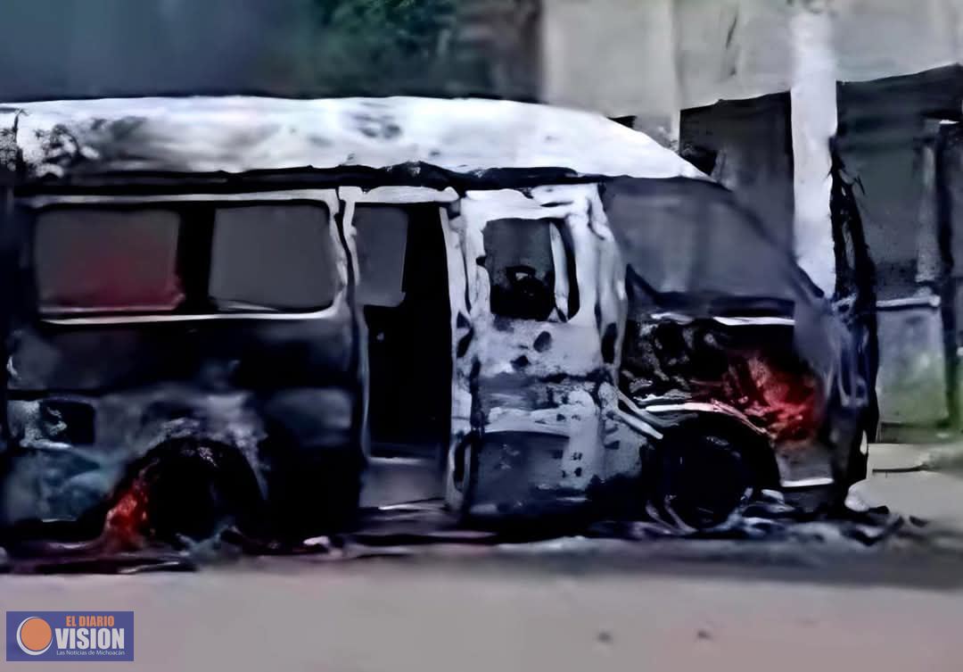 Reportan enfrentamiento y quema de combi en Zitácuaro