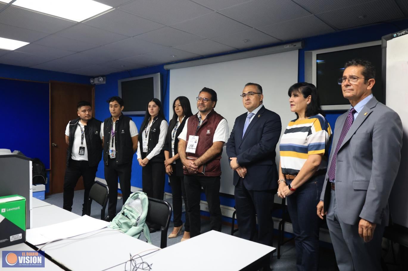 UMSNH facilita trámites a la comunidad nicolaita; instalan oficina móvil del SAT