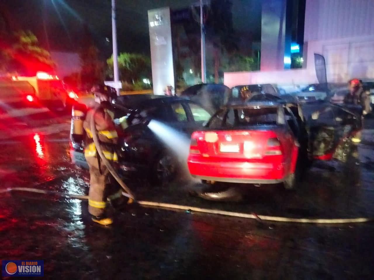 Auto arde en llamas tras chocar contra vehículos nuevos