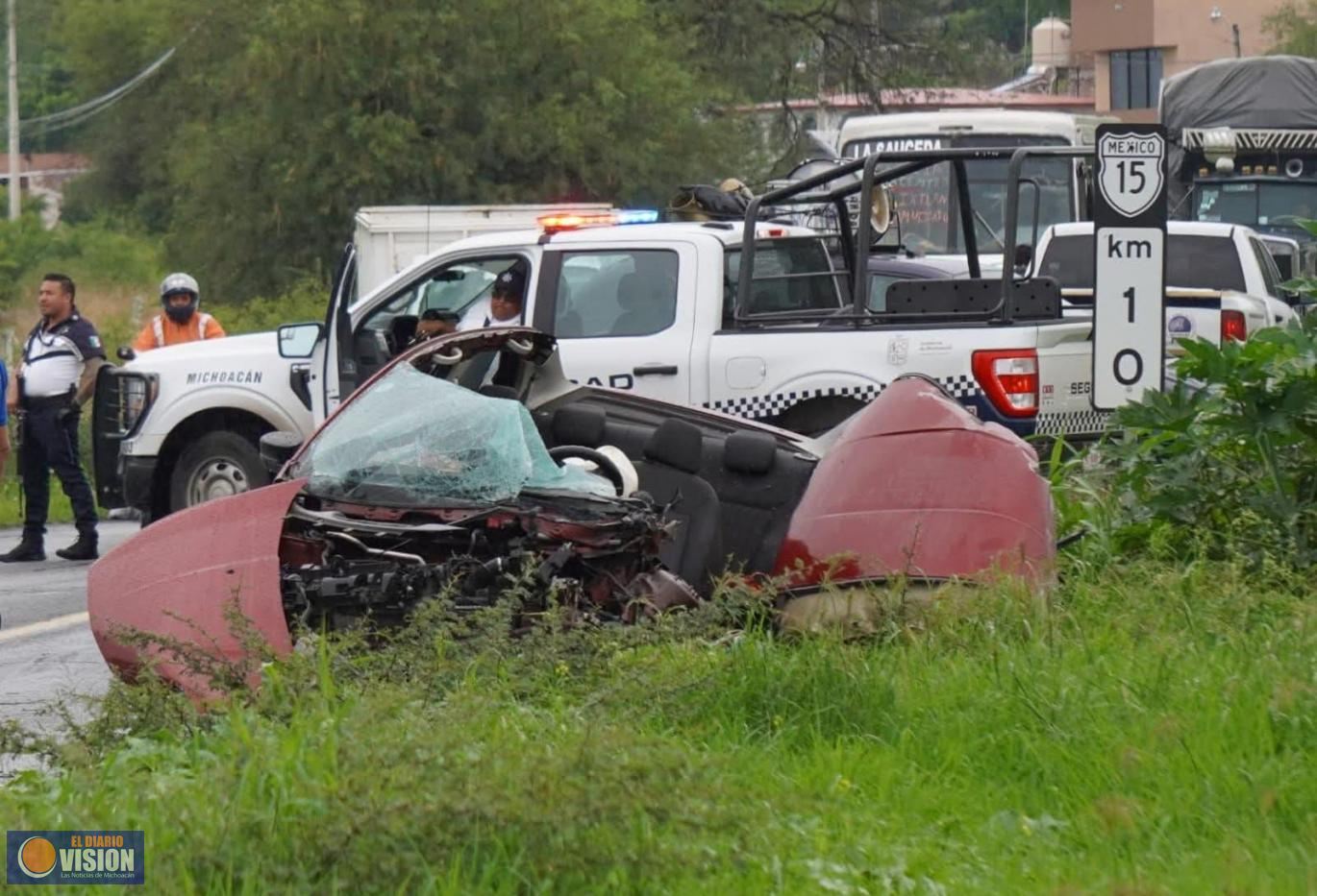 Muere oficial de la FGE al chocar su auto contra una grúa