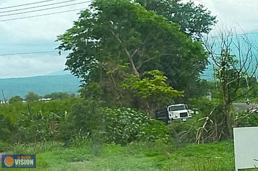 Tensión en Apatzingán, sujetos armados secuestran vehículos para narco bloqueos