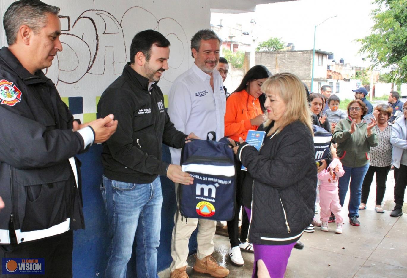 Entrega Yankel Benítez Mochilas de Emergencia a vecinos de Morelia