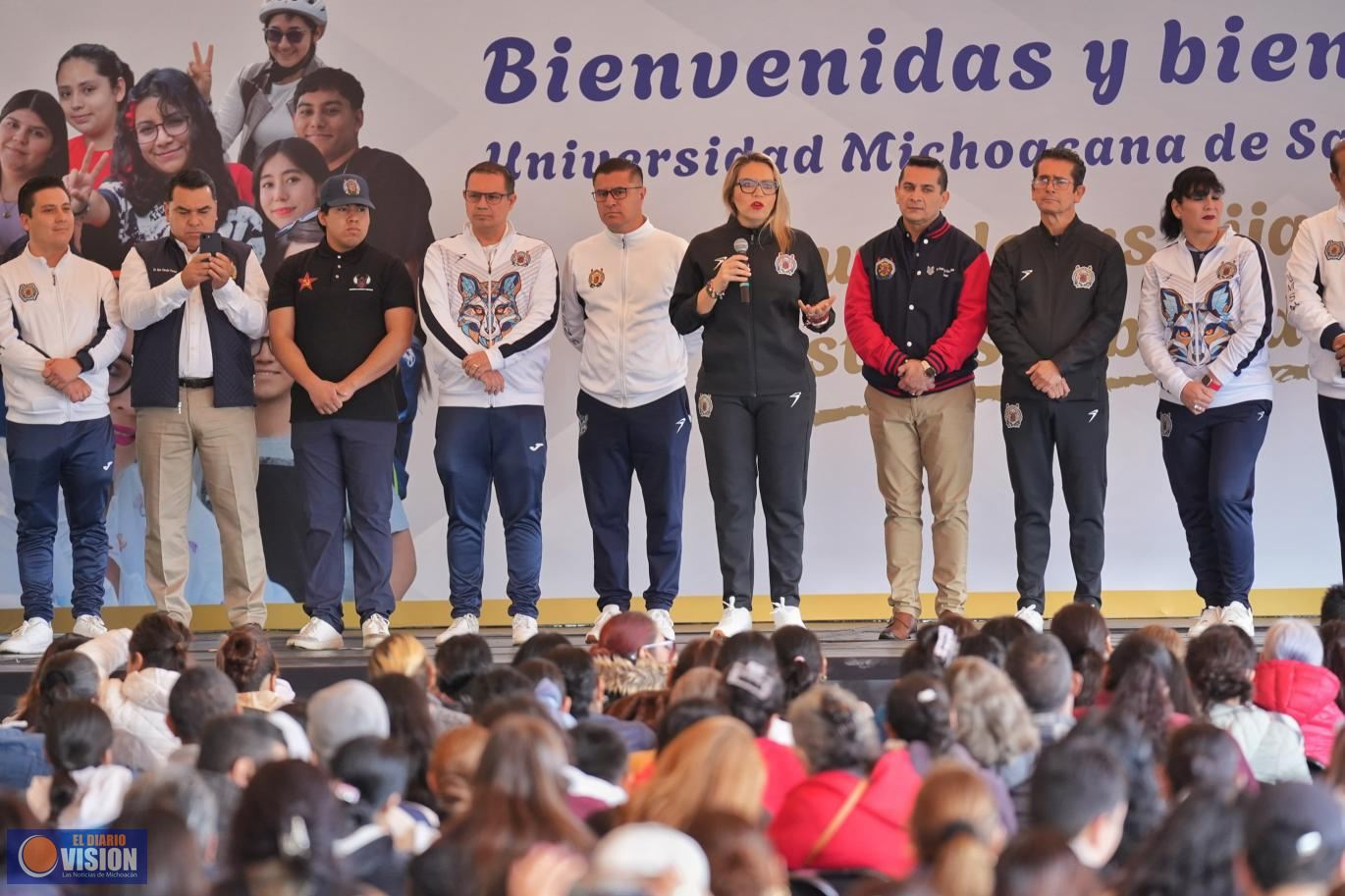 Seamos una familia nicolaita, invita Yarabí a padres y madres de aspirantes a ingresar a la UMSNH 