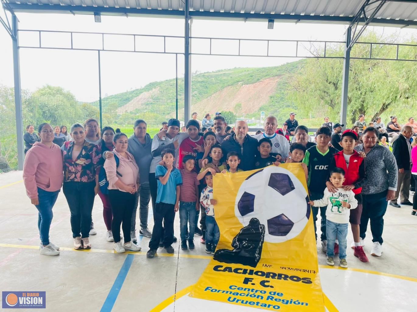 Inaugura Eric Gaona la cancha rehabilitada en la Col. Miguel Hidalgo
